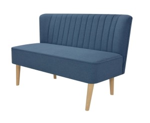 Niebieska sofa dwuosobowa na nóżkach