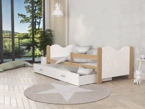 Drewniane łóżko dla malucha z materacem i szufladą