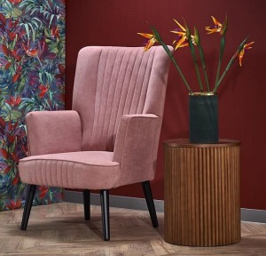 Różowy fotel wypoczynkowy do salonu