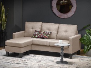 Beżowa sofa z podnóżkiem do salonu