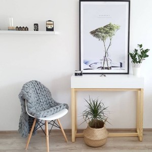 Toaletka z szufladą w stylu scandi biel