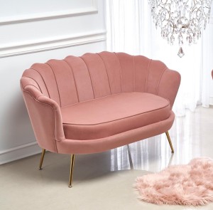 Muszelkowa sofa na nóżkach tapicerka róż