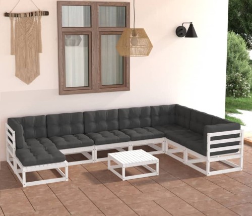 Wygodna-sofa-ogrodowa-z-ciemnymi-poduszkami