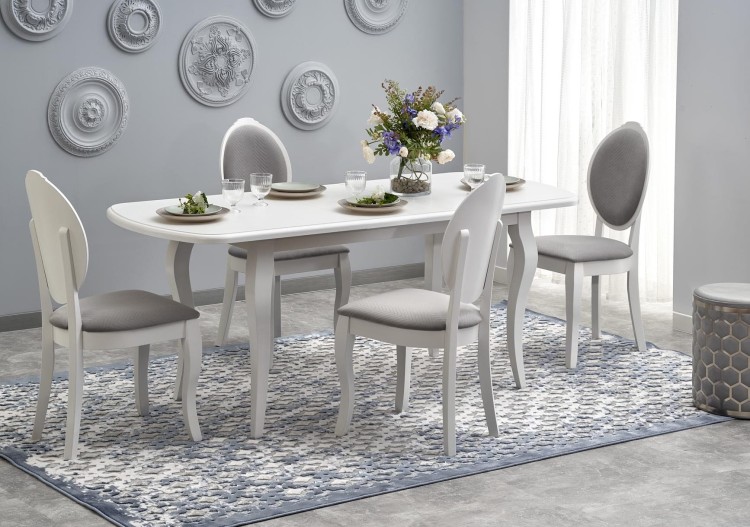 Białe-krzesła-w-aranżacji-ze-stołem