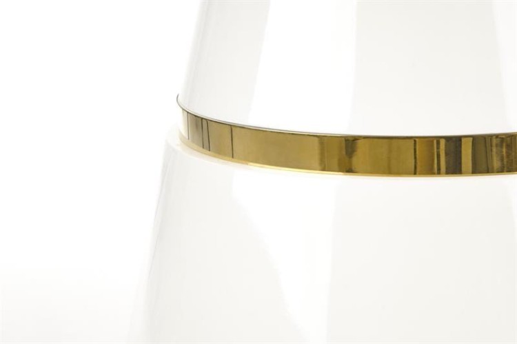 Chromowane-złote-dodatki-w-stole