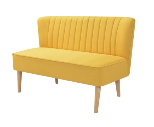 Żółta-sofa-na-drewnianych-nóżkach