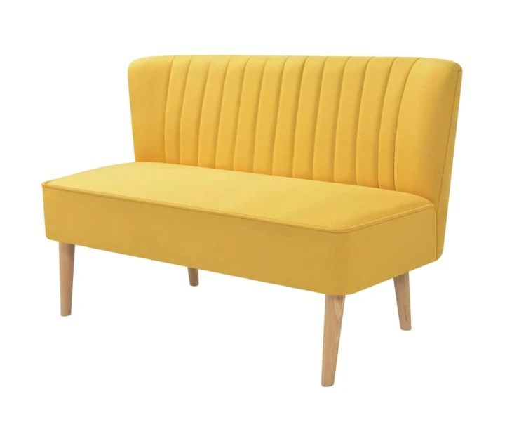 Żółta-sofa-na-drewnianych-nóżkach