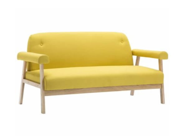 Trzyosobowa-żółta-sofa-z-podkłokietnikami
