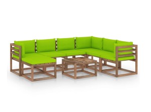 Drewniane meble tarasowe z zielonymi poduszkami