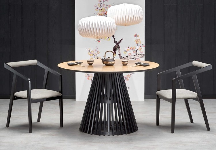 Krzesła-w-aranżacji-ze-stołem