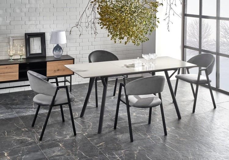 szare-krzesła-w-aranżacji-ze-stołem