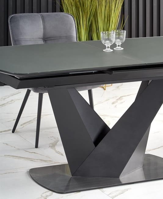 designerska-noga-w-stole