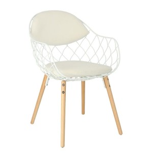 Białe krzesło z metalowym oparciem boho