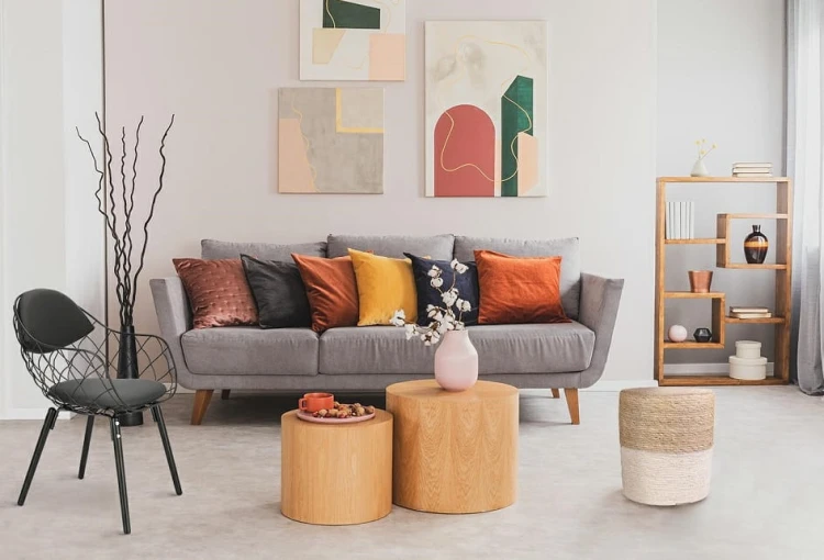 czarne-krzesło-w-aranżacji-salonu-boho