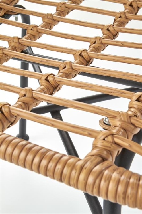 pleciony-rattan-w-krześle