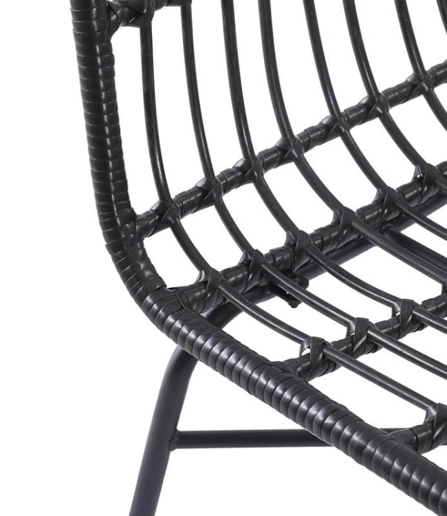 pleciony-rattan-w-krześle