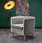 Szary fotel wypoczynkowy na nóżkach