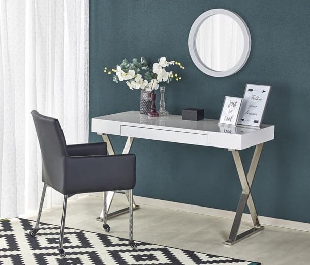 Białe-biurko-chromowany-stelaż-szuflada