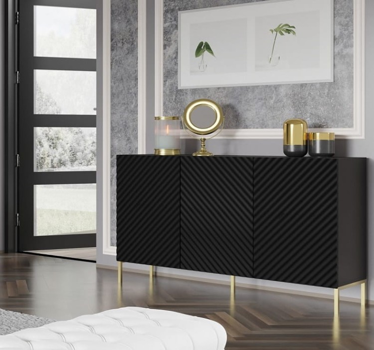 czarna-trzydrzwiowa-komoda