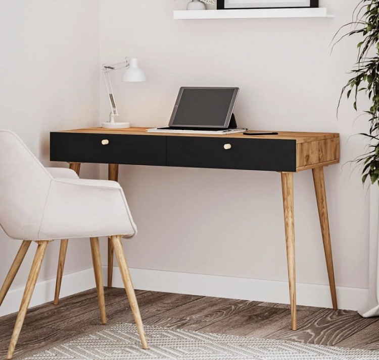 małe-biurko-na-laptopa