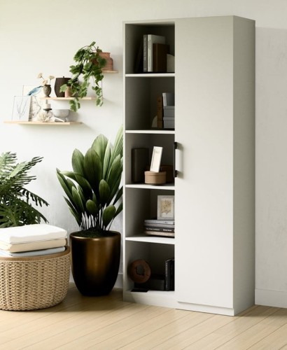 regał-z-półkami-w-przedpokoju