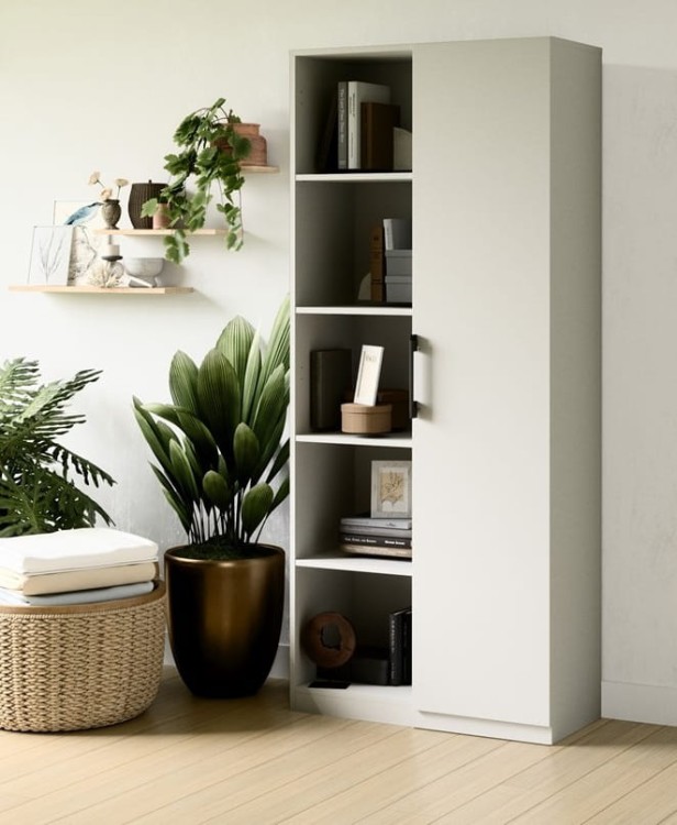 regał-z-półkami-w-przedpokoju