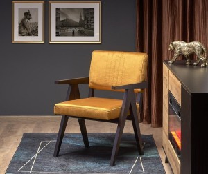 Musztardowe krzesło drewniane z podłokietnikami