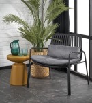 Czarny fotel ogrodowy z poduszką