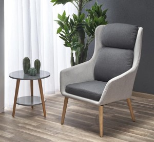 Szary fotel w stylu scandi z podłokietnikami
