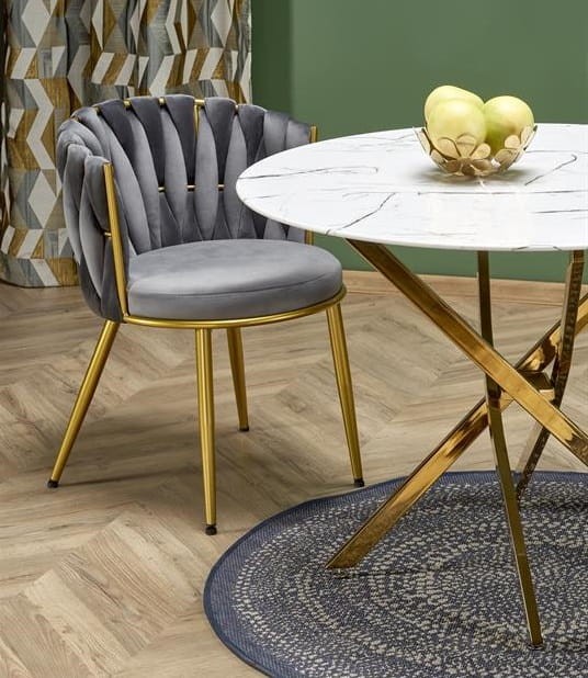 stół-z-krzesłem-w-aranzacji