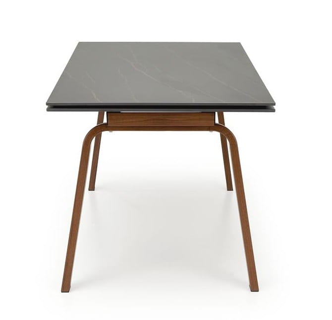 widok-z-boku-na-stół-ze-spieku