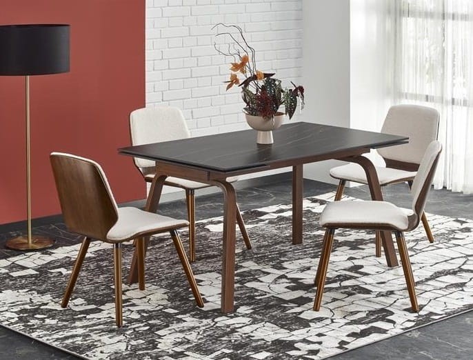 stół-w-aranżacji-z-krzesłami