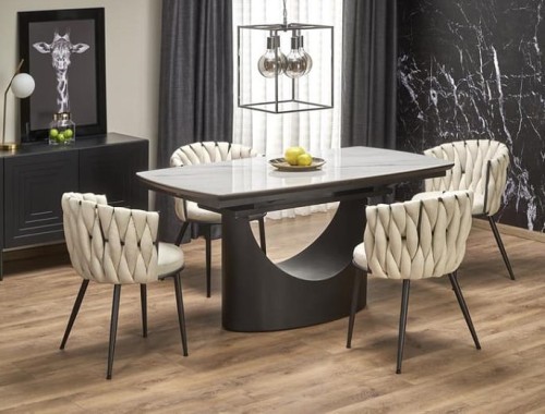 stół-do-jadalni-w-aranżacji-z-krzesłami