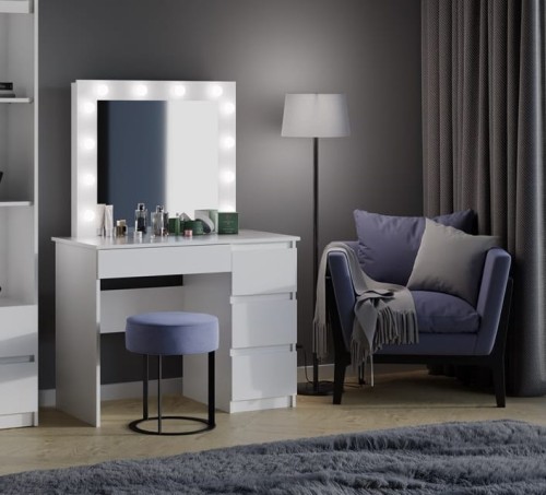 biała-toaletka-do-makijażu