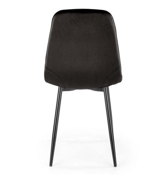 smukłe-nogi-w-czarnym-krześle