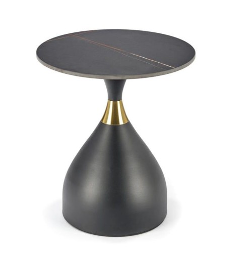 elegancka-noga-w-stoliku