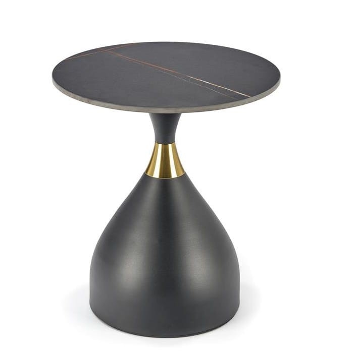 elegancka-noga-w-stoliku