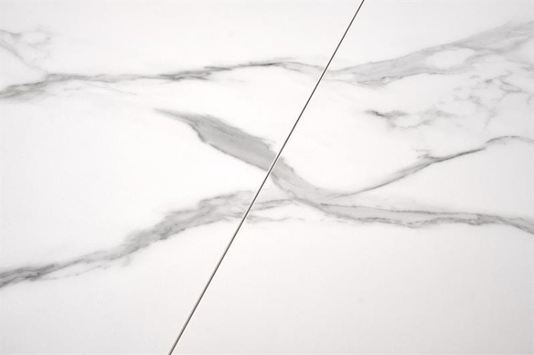 biały-marmur-na-blacie-stołu