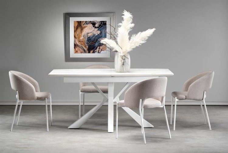 designerskie-nogi-w-białym-stole