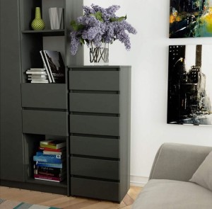 Wąska szara komoda z szufladami