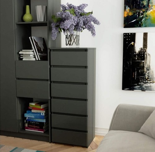 szara-wysoka-komoda-z-szufladami