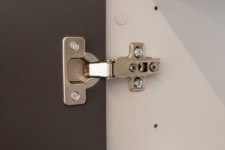 nowoczesne-zawiasy-w-szafkach