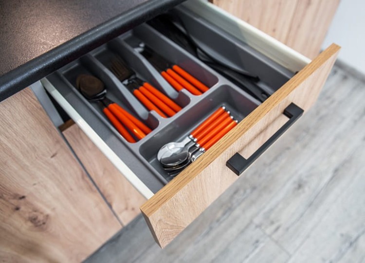 pojemna-szuflada-w-dolnej-szafce