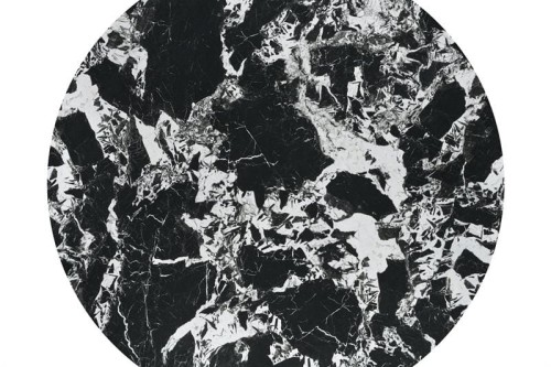 okrągły-blat-stołu-imitujący-marmur