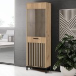 Wysoka przeszklona witryna z lamelami