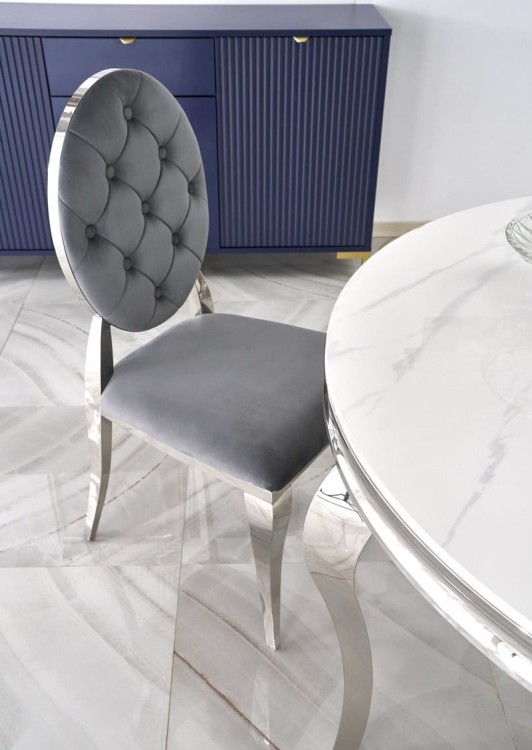 szare-krzesło-ze-srebrnym-stelażem