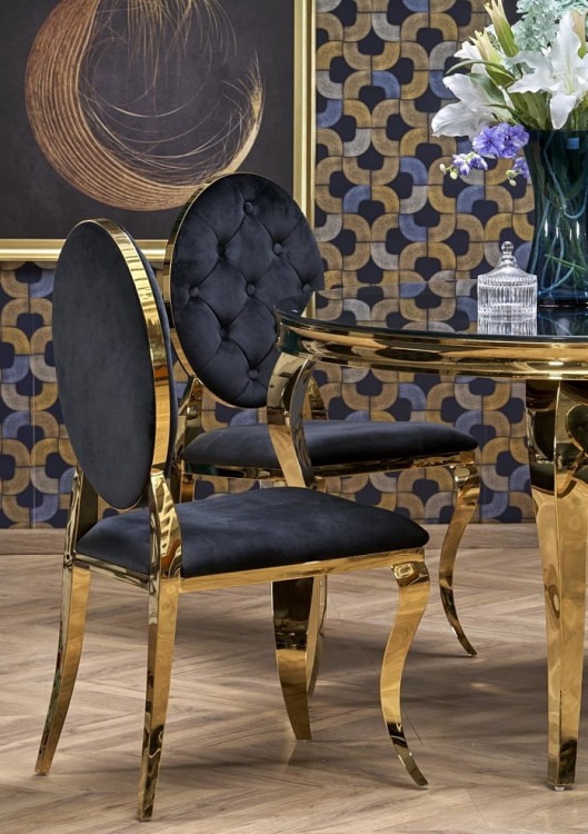 krzesło-ze-złotym-stołem