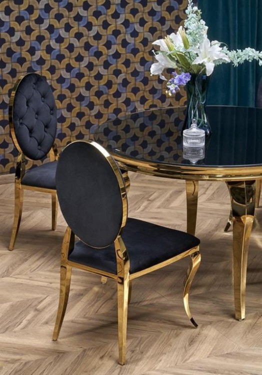 stół-w-aranżacji-z-krzesłami