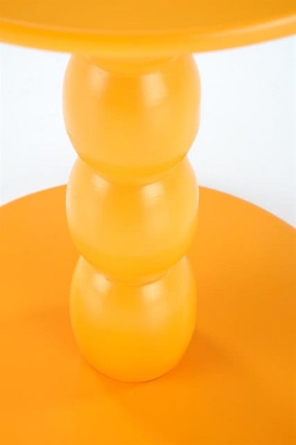 designerska-noga-w-stoliku-kawowym