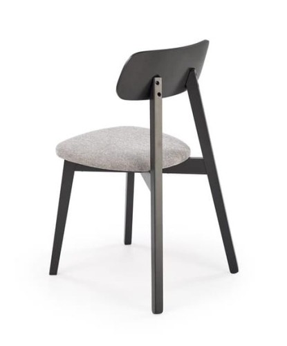 drewniane-nogi-w-czarnym-krześle